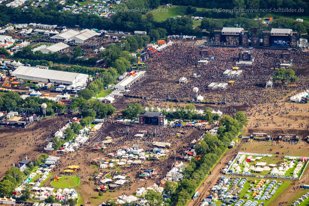 Wacken Musik Festival_ELS_7555040823 | WACKEN 04.08.2023 Besucher des Wacken Musik- Festivals auf dem Veranstaltungs- Konzertgelände in Wacken im Bundesland Schleswig-Holstein, Deutschland. Weiterführende Informationen bei: ICS Festival Service GmbH. // Participants in the Wacken music festival on the event concert area in Wacken in the state Schleswig-Holstein, Germany. Further information at: ICS Festival Service GmbH. Foto: Martin Elsen