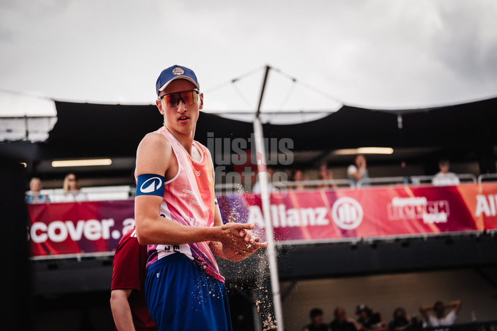 Beachvolleyball | Männer | Allianz German Beach Tour 2025 | Tourstop Hamburg | 01.06.2025 | Momme Lorenz klatscht die sandigen Hände zusammen