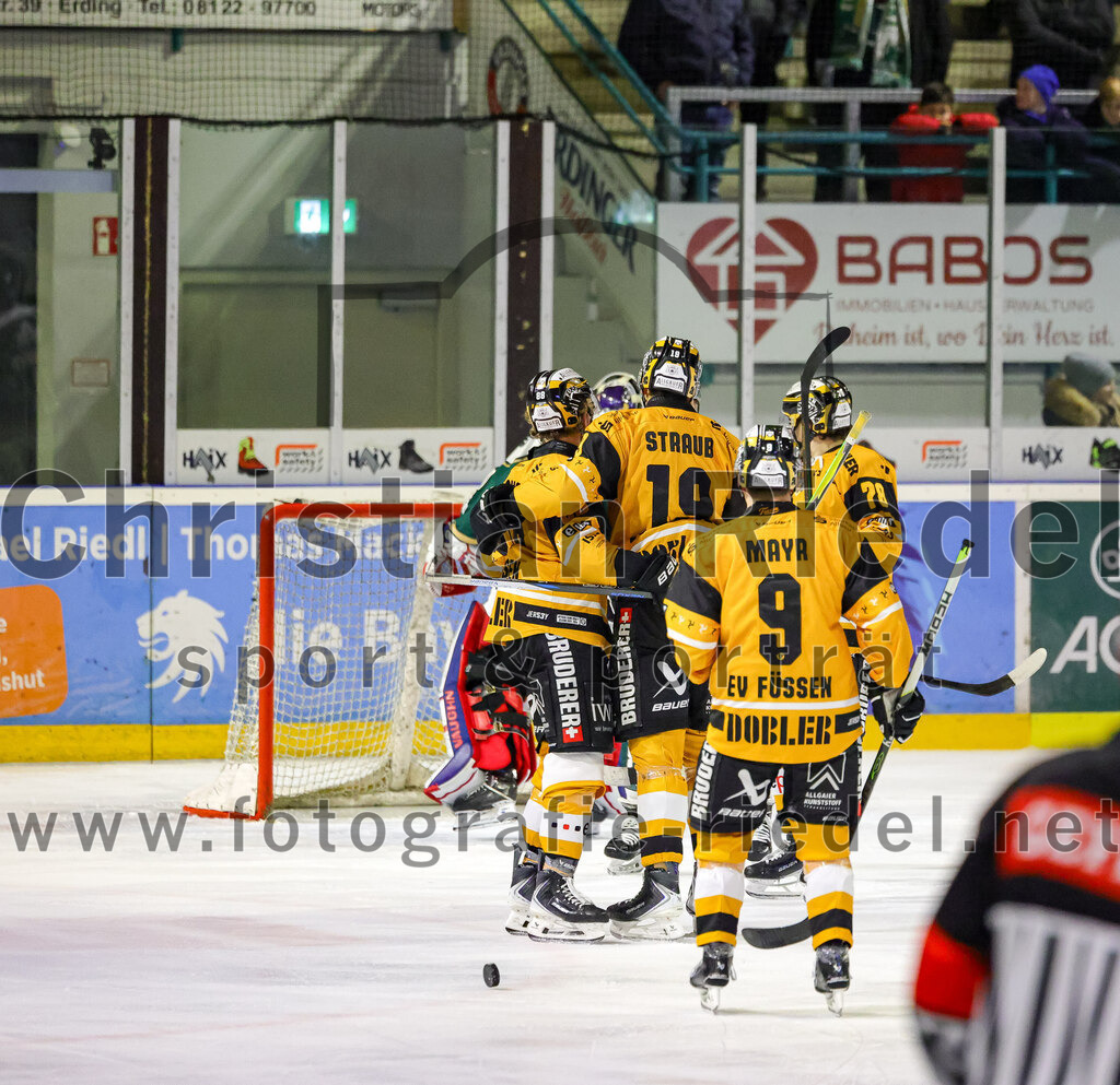 2026-02-27_133_TSV_Erding_gegen_EV_Fuessen | Erding, Deutschland, 27.02.2026:Eishockey, Oberliga Süd 2025 / 2026, 51. Spieltag, TSV Erding gegen EV Füssen, Endergebnis: 2:4Julian Straub (EV Füssen, #19), Sandro Mayr (EV Füssen, #9), Nikita Naumann (EV Füssen, #78)Foto: Christian Riedel / fotografie-riedel.net