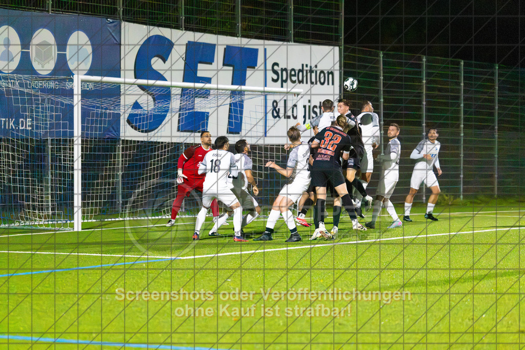 20261008_200151_0204_(c)_by_PhotoPeet | weiterhin viel los im Strafraum des GastgerbersTSV Eschenbach (weiß) vs. SV Ebersbach (schwarz), Fußball, Bezirkspokal der Herren, Saison 2026/2027, Kunstrasenplatz, Schlater Straße, 73107 Eschenbach, 08.10.2026 - 19:30 Uhr,Foto: PhotoPeet / Sport- &amp; Eventfotografie / Peter Harich