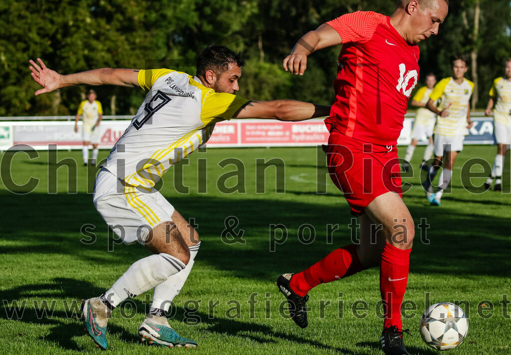 2023-08-18_086_SpVgg_Eichenkofen_gegen_FC_Langenpreising | Erding, Deutschland, 18.08.2023:
Fußball, A-Klasse 2023 / 2024, 3. Spieltag, SpVgg Eichenkofen gegen FC Langenpreising, Endergebnis: 0:2

Patrick Listl (SpVgg Langenpreising, #9), Marcel Mundigl (SpVgg Eichenkofen, #45)

Foto: Christian Riedel / fotografie-riedel.net