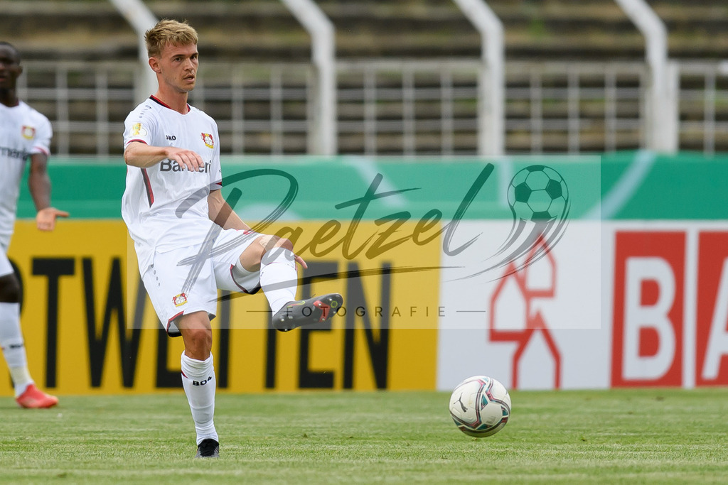 LLELEV20210807_068 | Fussball, Herren: Daley Sinkgraven (Bayer 04 Leverkusen) in Aktion, am Ball, Einzelaktion beim Spiel der 1. Runde im DFB-Pokal zwischen 1. FC Lokomotive Leipzig und Bayer 04 Leverkusen im Bruno-Plache-Stadion am 07.08.2021 in Leipzig, Deutschland.DFB / DFL REGULATIONS PROHIBIT ANY USE OF PHOTOGRAPHS AS IMAGE SEQUENCES AND/OR QUASI-VIDEO. - Realisiert mit Pictrs.com