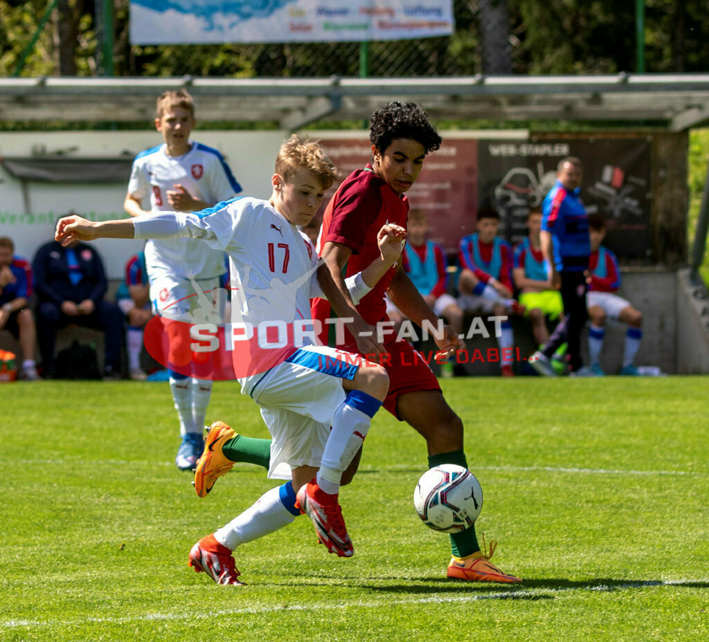 Portugal  U15 -Czech Republic U15 | JOÃO SIMÕES (Portugal #10) KRYSTOF CIZEK (Czech Republic #17) JIRI ZIMA (Czech Republic #8) ; Portugal  U15 -Czech Republic U15 am 29.04.2022 in Arnoldstein
(Sportplatz), AUSTRIA, (Photo by Ernst Krawagner sport-fan.at) - Realisiert mit Pictrs.com