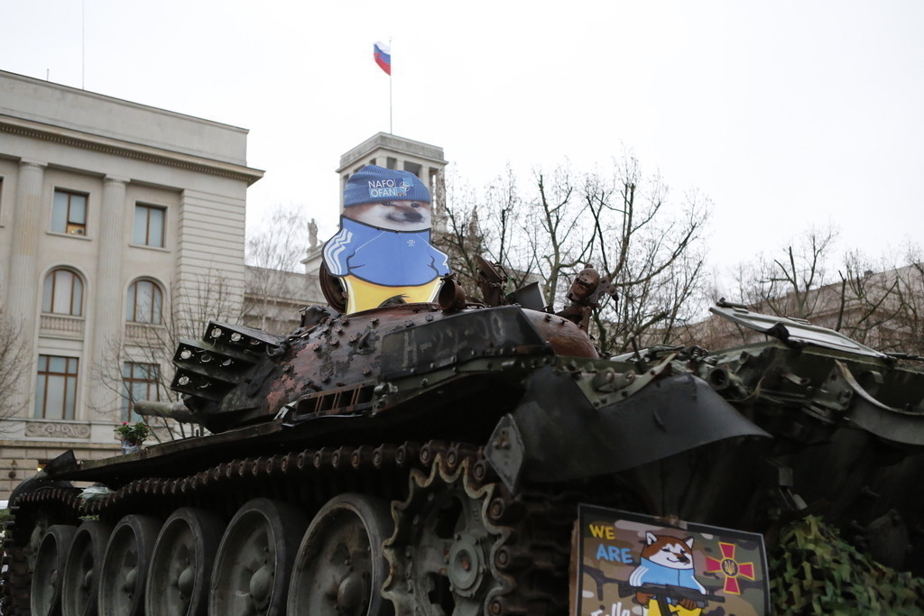 Berlin:  Panzerwrack aus der Ukraine vor der russischen Botschaft als Mahnmal gegen den Krieg | Deutschland, Berlin, 24.02.2023. Ein Panzerwrack steht vor der russischen Botschaft in Berlin-Mitte, mit dem am Jahrestag des russischen Angriffs auf die Ukraine erinnert werden soll. Der zerstörte Panzer vom Typ T-72 soll einige Tage lang vor dem Gebäude Unter den Linden als Mahnmal gegen den Krieg stehen.