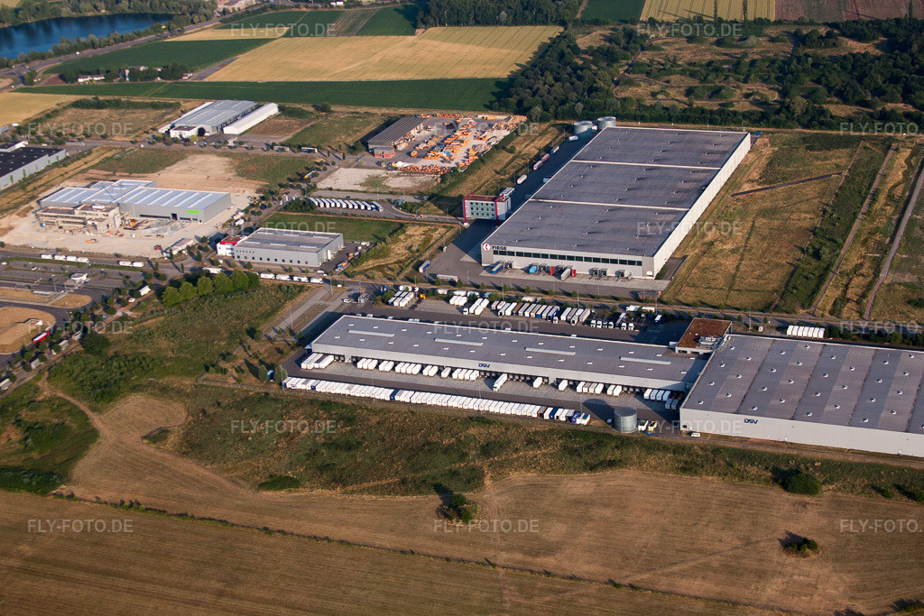 Luftbild: Gewerbegebiet und Firmenansiedlung am Flugplatz Logistikunternehmen DSV Solutions GmbH/Schwarzwald im Ortsteil Hugsweier in Lahr im Bundesland Baden-Württemberg in Deutschland. Foto: IMG_68094.jpg vom 19.06.2014 durch Werner Riehm/FLY-FOTO.de