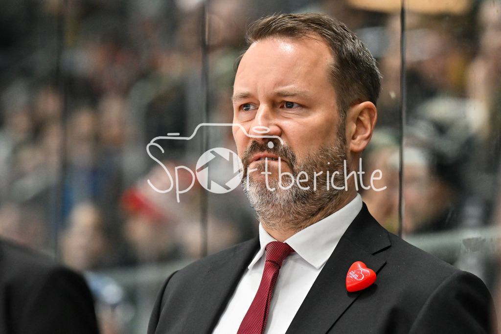 Augsburger Panther - ERC Ingolstadt | AUGSBURG, GERMANY - 12. DECEMBER: im Bild Thomas DOLAK CO-Trainer Augsburger Panther / Einzelfoto / Freisteller während dem Match zwischen den Augsburger Panthern und dem ERC Ingolstadt am 27. Spieltag der Penny DEL im Curt Frenzel Stadion
