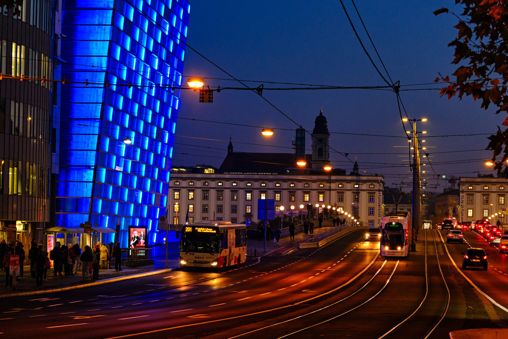 Blick auf die Nibelungenbrücke in der Nacht | Linz, Austria - November 06, 2025: Blick auf die Nibelungenbrücke in der Nacht. - Realisiert mit Pictrs.com