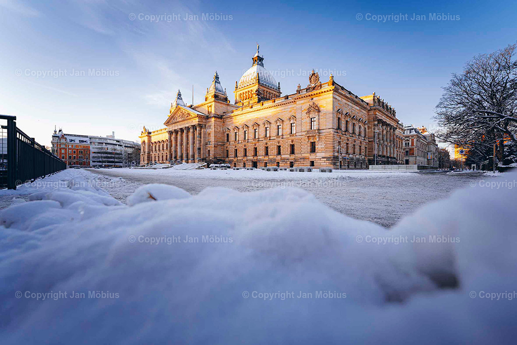 Bundesverwaltungsgericht | Das heutige Bundesverwaltungsgericht in Leipzig blickt auf eine bewegte Geschichte zurück: Ursprünglich als Reichsgericht errichtet, diente das beeindruckende Gebäude später als Bildermuseum. Heute ist es Sitz des höchsten deutschen Gerichts für öffentliches Recht. Die Verbindung aus historischer Architektur, kulturellem Erbe und rechtlicher Bedeutung macht diesen Ort einzigartig – für Besucher, Interessierte und Bildkäufer gleichermaßen. - Realisiert mit Pictrs.com