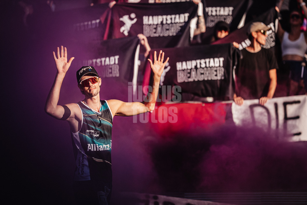 Beachvolleyball | Männer | Allianz German Beach Tour 2025 | Tourstop Berlin | 16.08.2025 | Niklas Held beim Einlauf in das Stadion