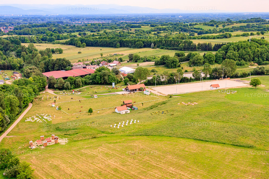 Vue aérienne: Haras De La Née à Neewiller-près-Lauterbourg dans le département Bas Rhin, France – .Photo: IMG_28744.jpg prise le 14/06/2010 par Werner Riehm/FLY-FOTO.eu – Résolution de l'original: 4752 x 3168 px – Haras de la Nee équitation chevaux concours