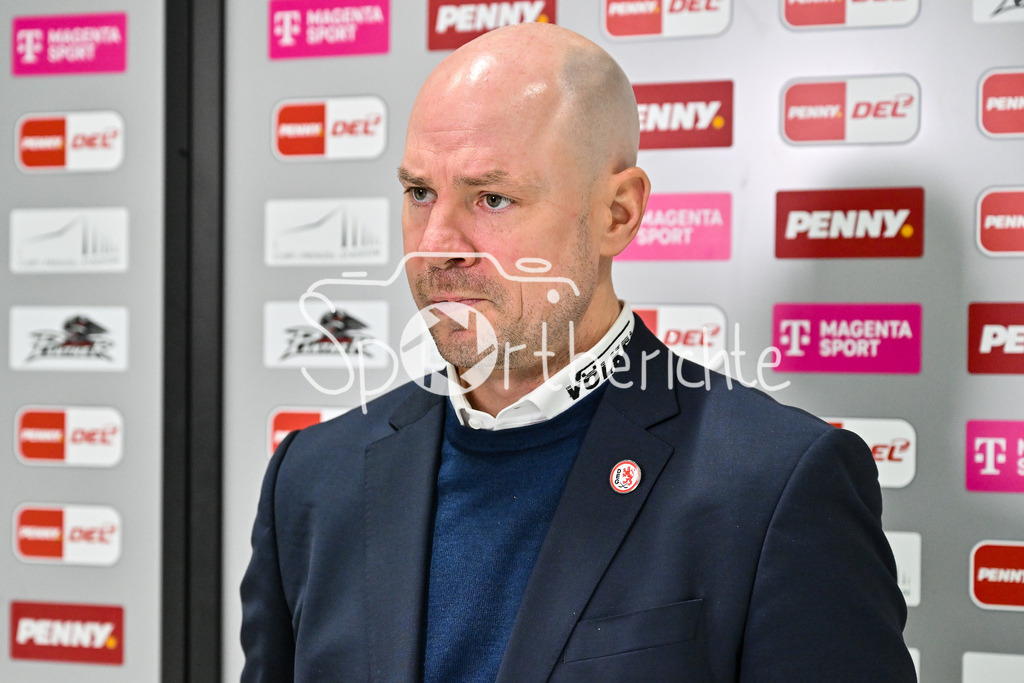 Augsburger Panther - Düsseldorfer EG | im Bild DEG Trainer Steven REINPRECHT  beim Interview von MagentaSport / Magenta Sport / vor der Partie gegen Duesseldorf / Einzelfoto / Freisteller / DEL: Augsburger Panther - Duesseldorfer EG, Curt Frenzel Stadion am 04.03.2025