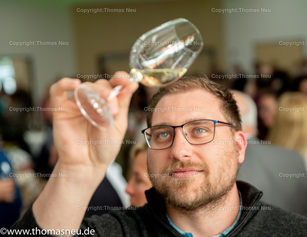DSC_8254 | Der Bergsträßer Weintreff ist traditionell die Auftaktveranstaltung für den Bergsträßer Weinfrühling. Alljährlich April  bietet der Weintreff im Bürgerhaus Bensheim die einmalige Gelegenheit, fast 170 Bergsträßer Weine, Seccos und Sekte von 19 Weinbaubetrieben an einem Ort zu probieren. Nahezu alle Bergsträßer Betriebe sind vertreten und bieten ihre Spezialitäten an. Bild: Thomas Neu