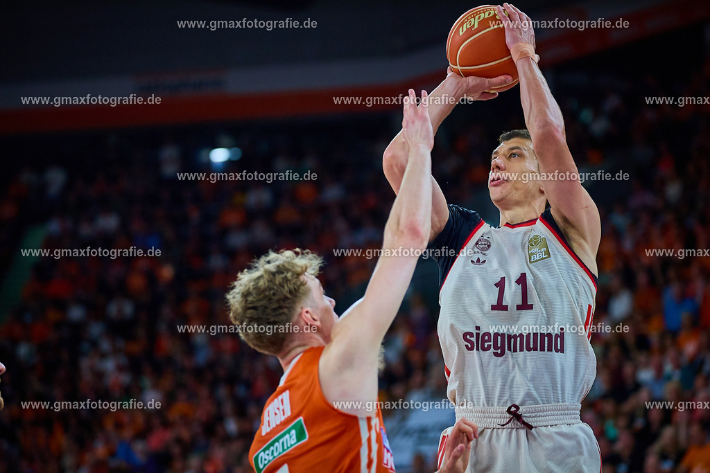 GER, ratiopharm ulm gegen FC Bayern, Basketball, 2. PlayOff, Finale, EasyCredit Bundesliga, Spielzeit 2024/2025, 18.06.2025 | Zweikampf, Duell zwischen Vlqadimir Lucic (FC Bayern, #11) und Tobias Jensen (ratiopharm ulm, #07)GER, ratiopharm ulm gegen FC Bayern, Basketball, 2. PlayOff, Finale, EasyCredit Bundesliga, Spielzeit 2024/2025, 18.06.2025Foto: Eibner-Pressefoto/Gerald Oelze-de Stoppany