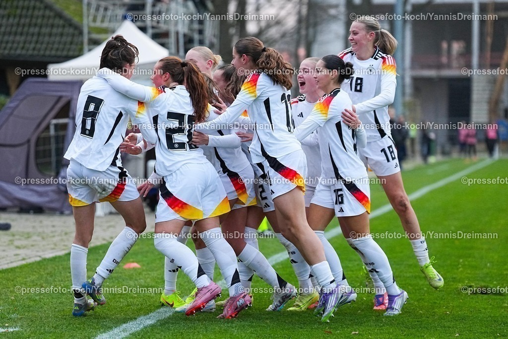 xYDRx26112501040 | 26.11.2025, xydrx, Fußball, Länderspiel, EM-Qualifikation U19-Frauen, Belgien - Deutschland, Sportschule Wedau: Torjubel nach dem Tor zum 1:1 für Deutschland durch Torschütze Lotta Wrede (GER #8) zusammen mit Maj Schneider (GER #15) und  Luzie Zaehringer (GER #5) Felicia Straeßer (GER #2) und Kassandra Potsi (GER #16) Mia-Lena Maas (GER #18)