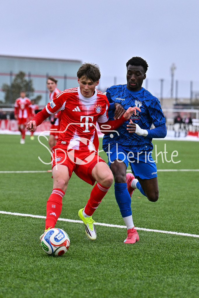 FC Bayern Amateure - SGV Freiberg Fussball | MUNICH, GERMANY - 29. JANUARY: im Duell Magnus DALPIAZ (FC Bayern München II 12) und Abou Dramane BALLO (SGV Freiberg 27) während dem Testspiel zwischen den Amateuren des FC Bayern und dem SGV Freiberg Fussball am FC Bayern Campus