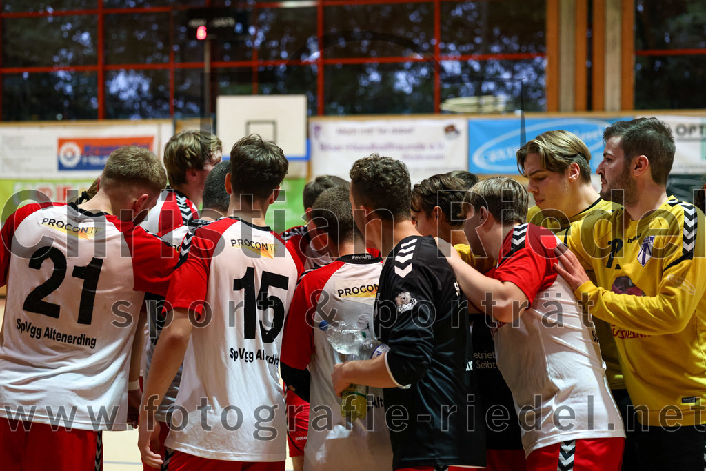 2022-09-24_062_SpVgg_Altenerding_gegen_HSG_Freising-Neufahrn | Erding, Deutschland, 24.09.2022:
Handball, Bezirksoberliga Männer 2022 / 2023, 2. Spieltag, SpVgg Altenerding gegen HSG Freising-Neufahrn, Endergebnis: 18:26

Severin Lößl (SpVgg Altenerding, #21), Tim Steininger (SpVgg Altenerding, #15), Joseph Wyhnalek (SpVgg Altenerding, #11), Otto Donaubauer (SpVgg Altenerding, #12)

Foto: Christian Riedel / fotografie-riedel.net