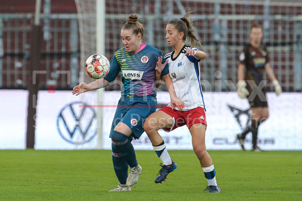 Fussball, DFB-Pokal Frauen, FC St. Pauli - Hamburger SV | v.li.: Pauline Ginsberg (FC St. Pauli, 15) und Hannah Günther (Hamburger SV, 6) im Zweikampf, Duell, Dynamik, Aktion, Action, Spielszene, DIE DFB-RICHTLINIEN UNTERSAGEN JEGLICHE NUTZUNG VON FOTOS ALS SEQUENZBILDER UND/ODER VIDEOÄHNLICHE FOTOSTRECKEN. DFB REGULATIONS PROHIBIT ANY USE OF PHOTOGRAPHS AS IMAGE SEQUENCES AND/OR QUASI-VIDEO.