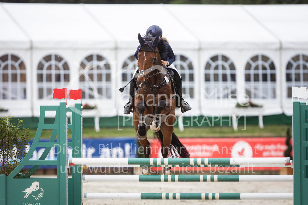 240712_BHO_A2-Springen-2-227 | Deine schönsten Turniermomente als professionelle Fotos! Entdecke hochwertige Pferdesport-Fotografie im Online-Shop. Jetzt Fotos finden & bestellen!