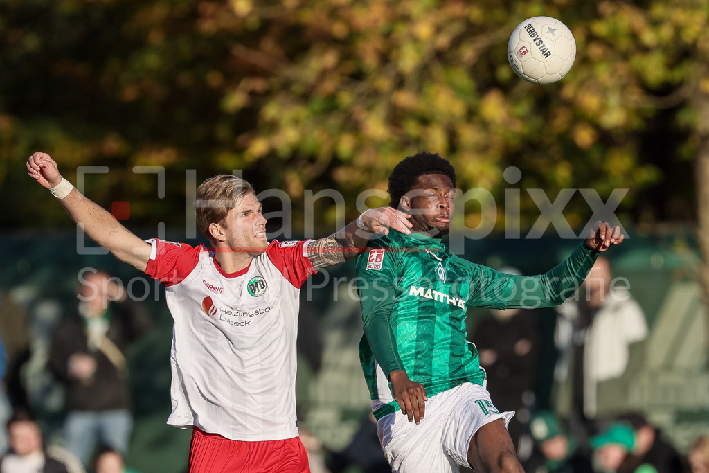 Fussball, Regionalliga Nord, SV Werder Bremen II - VfB Lübeck | v.li.: Luca Menke (VfB Lübeck, 5) und Joel Imasuen (SV Werder Bremen II, 15) im Kopfballduell, Kopfball, Zweikampf, Action, Aktion, Spielszene