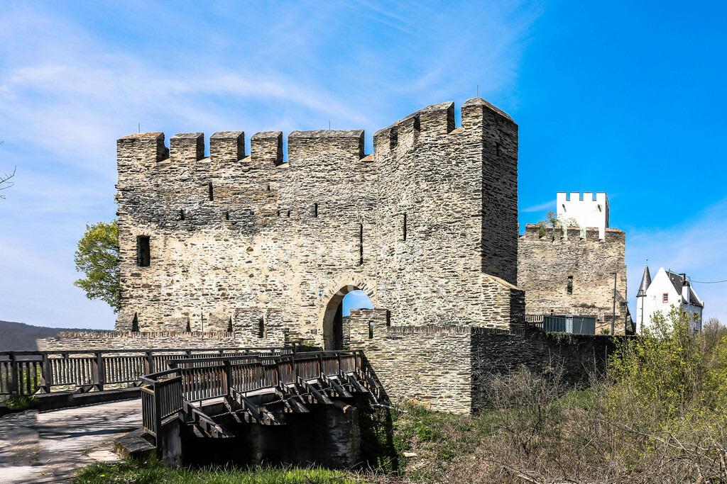 Burg Sterrenberg-8073 | Die Burg Sterrenberg ist eine der feindlichen Brüder oberhalb von Kamp Bornhofen. - Realisiert mit Pictrs.com