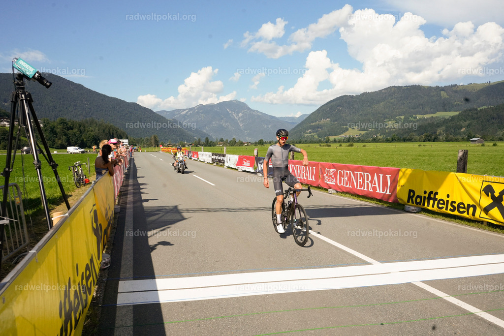 931_20230817_Bewerb_Maenner_Muehlanger | AUT - OESTERREICH, 2023-08-16: SPORT RENNRAD-FAHREN - 55. INTERNATIONALER RADWELTPOKAL IN ST. JOHANN IN TIROL  - Vintage-Radrennen mit WM-Bronze-Medaillen-Siegerin Christina Schweinberger, den Teilnehmer und Alexander Baumann (vom Orginastions-Team) - TAG 2 BEWERB MAENNER IN SECHS GRUPPEN  ; Foto: Roland Muehlanger