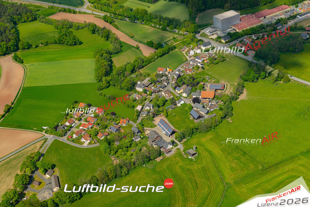 Die Luftaufnahme Hof an der Steinach - Mitwitz wurde 2022 vom Flugzeug aus (keine Drohne) erstellt. Hohe Auflösung -für große Poster und Wandbilder geeignet - Garantiert!