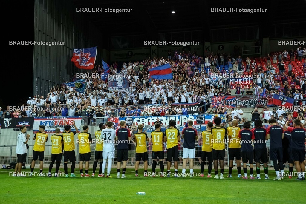 SB_KFCBAU_20250815_6348.JPG -  - KFC Uerdingen - SF Baumberg - Oberliga Niederrhein | Krefeld, Deutschland, 15.08.25: Spieler von KFC Uerdingen feiern mit den Fans während des Oberliga Niederrhein Spiels zwischen KFC Uerdingen - SF Baumberg in der Grotenburg Stadion am 15. August 2025 in Krefeld, Deutschland. (Foto von Stefan Brauer/Brauer-Fotoagentur)