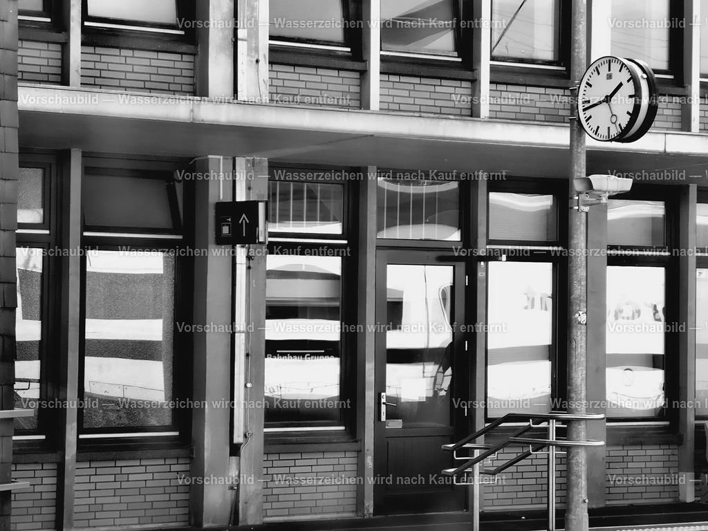 Hauptbahnhof_wolfsburg | online Fotogalerie mit schwarz-weiß Fotografien und Shop für zeitlose  Poster und Leinwände in stilvollem schwarz weiß  - Realisiert mit Pictrs.com