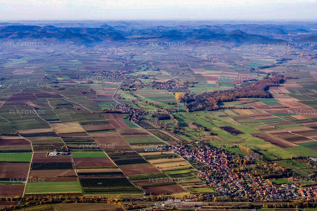Luftbild: Winden vor dem Haardtrand des Pfälzerwalds in Winden im Bundesland Rheinland-Pfalz in Deutschland. Foto: IMG_4707.jpg vom 16.11.2006 durch Werner Riehm/FLY-FOTO.de