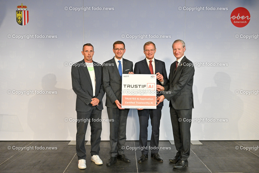 Pressekonferenz_ Land Ooe_  Oesterreichs erstes KI-Zertifizierungszentrum startet in Ooe_ 27.07.2023-28 | 27.07.2023, OK Mediendeck Linz, AUT, Pressekonferenz Stelzer,Achleitner,Haas,Manz - Oesterreichs erstes KI-Zertifizierungszentrum startet in Ooe, TUEV Austria und Software Competence Center Hagenberg eroeffnen gemeinsamen KI-Test- und Qualifizierungshub, im Bild Markus Manz (CEO Software Competence Center Hagenberg (SCCH)), LR Markus Achleitner (VP), LH Thomas Stelzer (VP), Stefan Haas (CEO TUEV Austria)