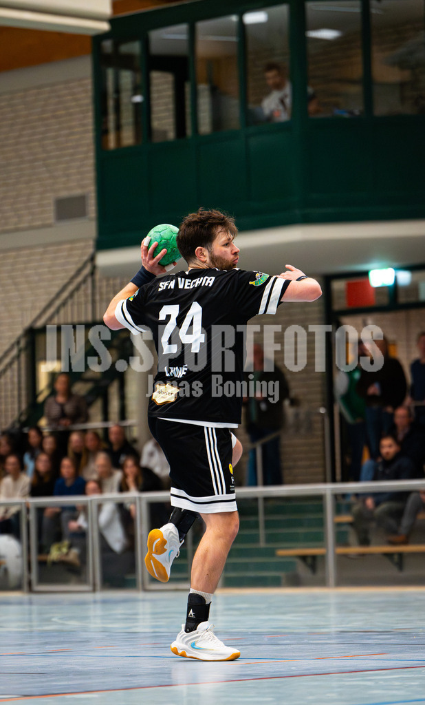 Handball I Herren I Saison 2025-2026 I Verbandsliga West I 13. Runde I SFN Vechta - HSG Varel II I 7642 | Jan Linne (24, SFN Vechta) - Realisiert mit Pictrs.com