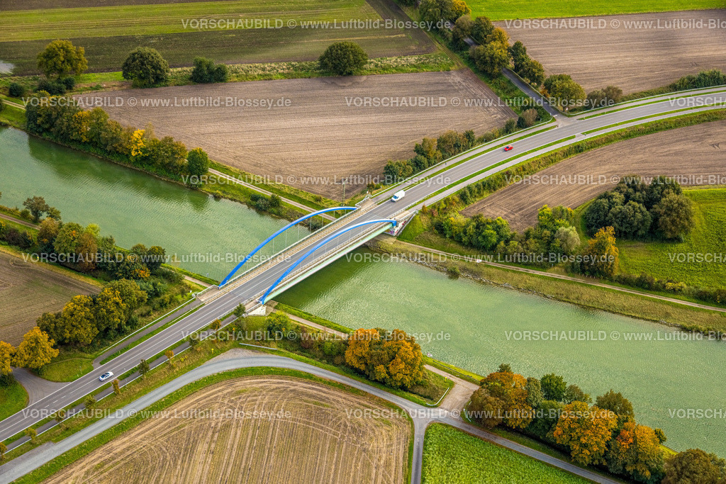 Huenxe241009633 | Luftbild, blaue Kanalbrücke Gahlener Straße über den Wesel-Datteln-Kanal, Bühl, Hünxe, Niederrhein, Nordrhein-Westfalen, Deutschland
