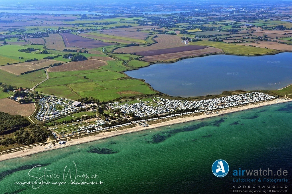 Luftbild - Der Schubystrand liegt in Dörphof, einem Ortsteil der Gemeinde Schuby | Der Schubystrand liegt in Dörphof, einem Ortsteil der Gemeinde Schuby im Kreis Schleswig-Flensburg in Schleswig-Holstein. Er befindet sich direkt an der Schlei, unweit der Mündung in die Ostsee, und ist bekannt als idyllischer Zugangspunkt zum Wasser für Badegäste, Wassersportler und Naturfreunde. Der Strand ist Teil der attraktiven Schlei-Ostsee-Region und wird sowohl von Einheimischen als auch von Touristen gerne besucht.