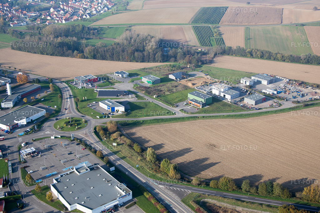 Vue aérienne: Vue de la ville à Hohwiller dans le département Bas Rhin, France. Photo: IMG_075601.jpg prise le 01/11/2014 par Werner Riehm/FLY-FOTO.eu – Résolution de l'original: 5472 x 3648 px