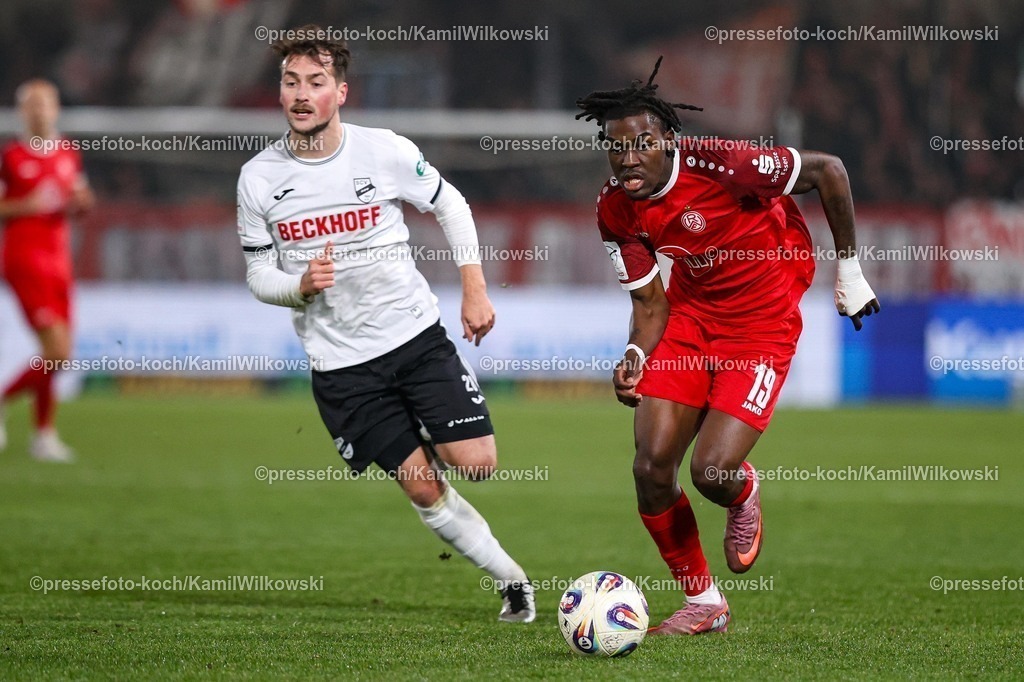 xKWIx13122501033 | 13.12.2025, xKWIx, Fußball, 3. Liga, SC Verl - Rot-Weiss Essen, SPORTCLUB Arena: Yari Otto (SC Verl #28) im Zweikampf gegen Franci Bouebari (Rot-Weiss Essen #19) Photo: xKamilxWilkowskixPressefotoKochx
