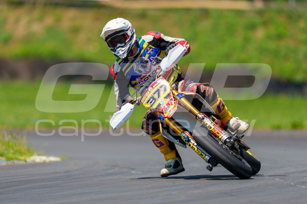 G-Cup + Supermoto Staatsmeisterschaft + Hungarian Supermoto Championship | GRIPcapture steht für authentische Sportfotografie in Österreich – für Momente, die mehr sind als Geschwindigkeit oder Ergebnis. Es geht um Emotion, Spannung, Fokus und den Augenblick, der oft nur einen Wimpernschlag dauert.Ob Motorsport, Teamsport oder 