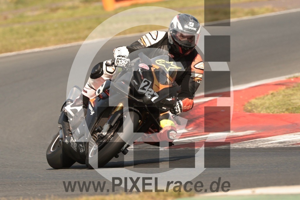 0227-20250814_10783 | Schöne Erinnerungen an spannende Momente - das festzuhalten ist unser Job. PIXELrace.de ist seit 2003 auf den Rennstrecken Europas unterwegs um die Action draußen beim Fahren und die wunderbare Stimmung imm Fahrerlager für euch einzufangen.