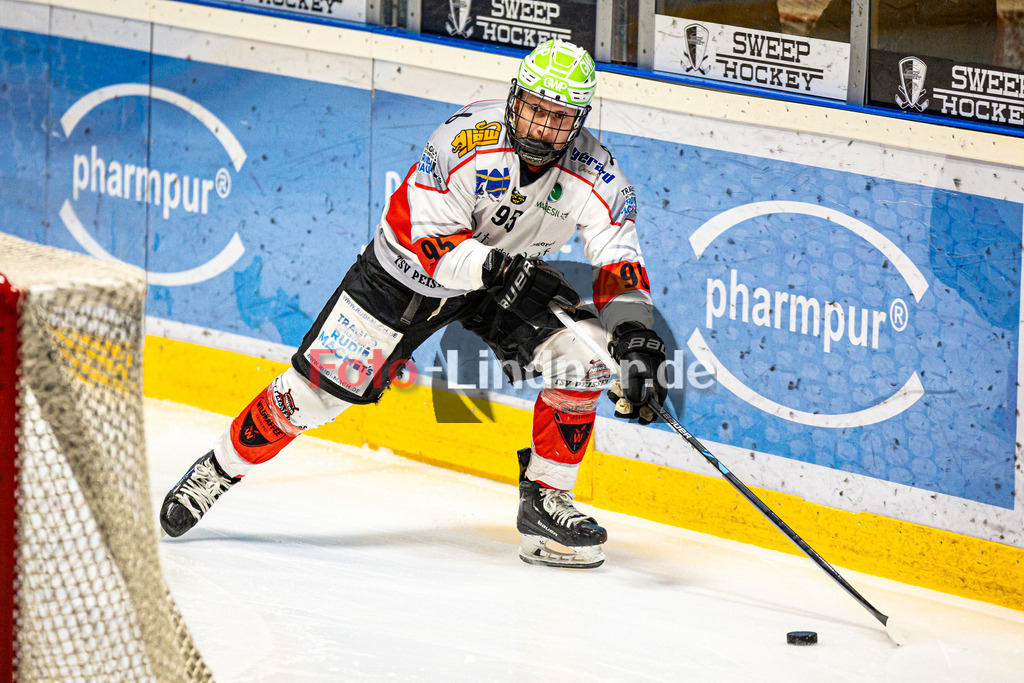EHC Königsbrunn PINGUINE gegen TSV Peißenberg MINERS | Eishockey Bayernliga Herren Playoffs Viertelfinale 2024/25 - Spiel 5 von 7, EHC Königsbrunn PINGUINE gegen TSV Peißenberg MINERS, 20250218,Moritz BIRKNER (MINERS 95) in Aktion, Freisteller,2025-02-18 in Königsbrunn (Eisstadion Königsbrunn)Moritz BIRKNER (MINERS 95)Copyright: WolfgangxLindner foto-lindner.de