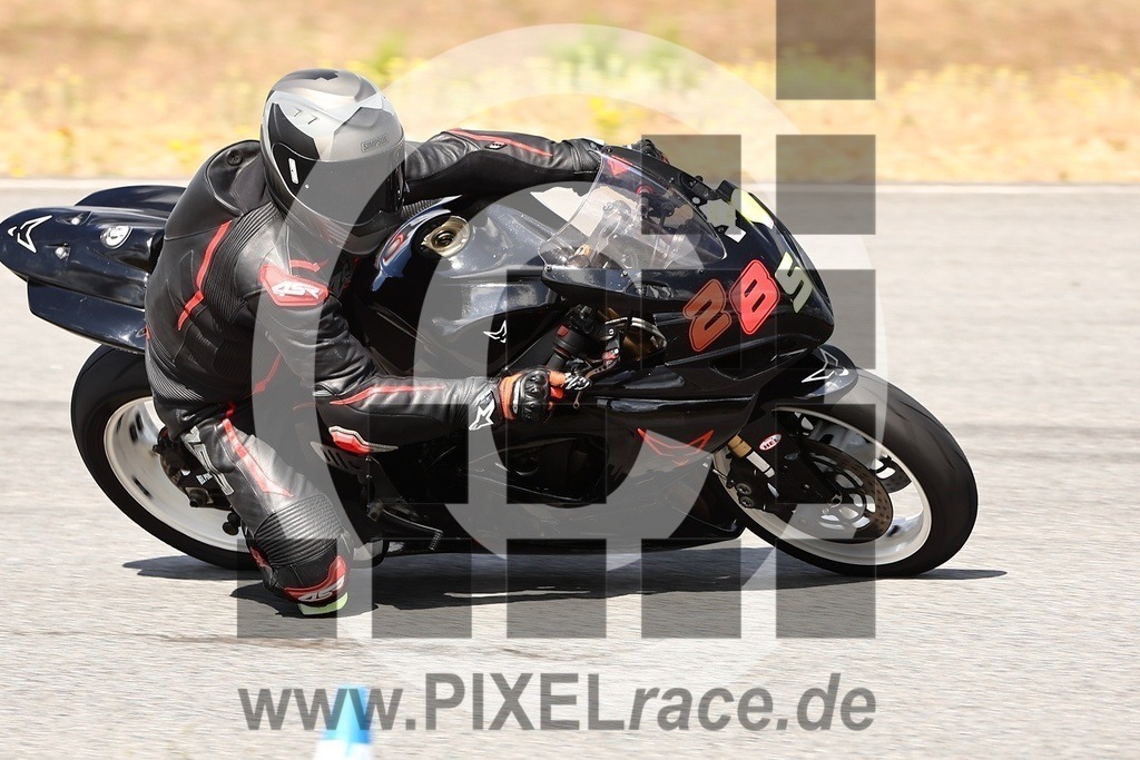 0285-PXR54075 | Schöne Erinnerungen an spannende Momente - das festzuhalten ist unser Job. PIXELrace.de ist seit 2003 auf den Rennstrecken Europas unterwegs um die Action draußen beim Fahren und die wunderbare Stimmung imm Fahrerlager für euch einzufangen.