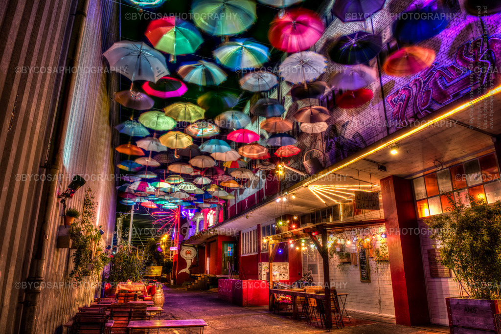 Umbrella Alley _ Zürich Nights | Exklusive Fine Art Prints aus Zürich – hochwertige Stadt- und Landschaftsfotografien als Wandbilder. Entdecken Sie einzigartige Zürich-Fotos zum Ausdrucken - Realisiert mit Pictrs.com