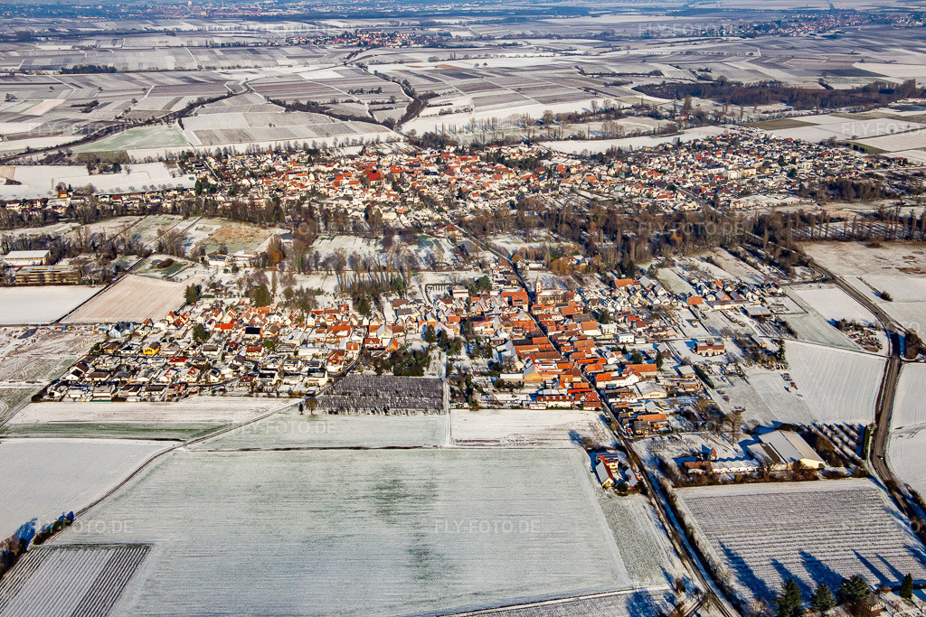 Luftbild: Ortsansicht von Süden Bei Winter im Schnee im Ortsteil Mühlhofen in Billigheim-Ingenheim im Bundesland Rheinland-Pfalz in Deutschland. Foto: IMG_139797.jpg vom 20.01.2024 durch Werner Riehm/FLY-FOTO.de