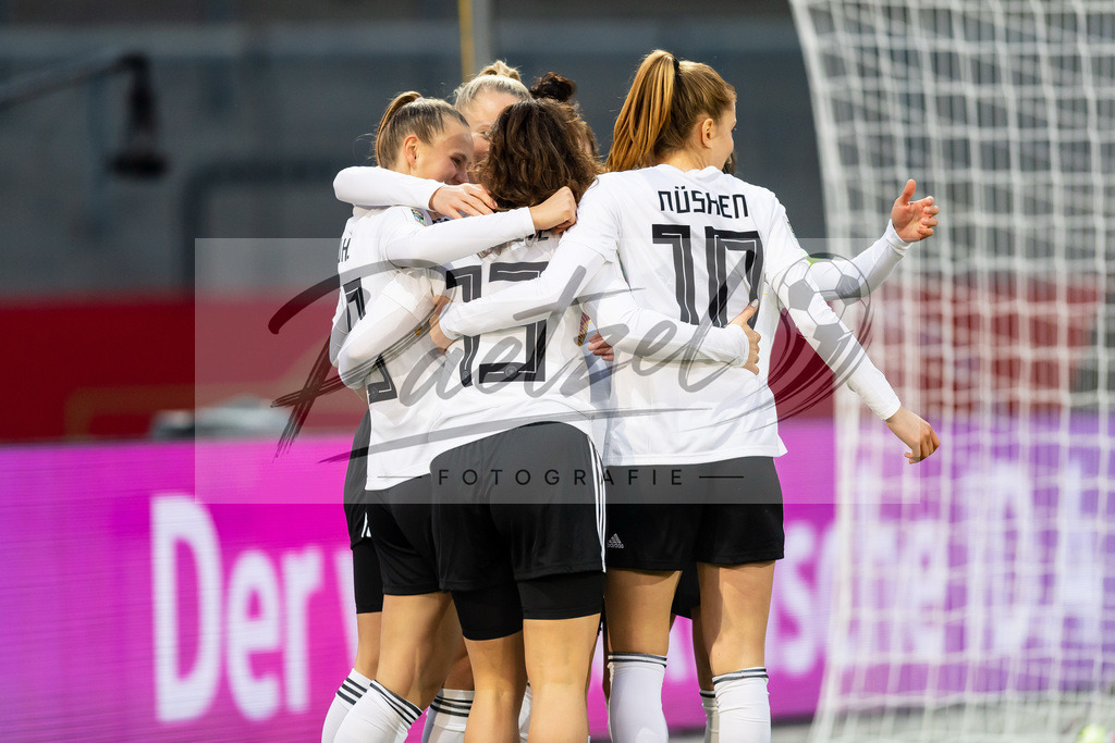 GERTUR20211126_002 | Fussball, Frauen: Lea Schueller (Germany) Torjubel, jubelt mit ihrer Mannschaft nach dem Treffer zum 1:0 bei dem Spiel der WM-Qualifikation zwischen Deutschland und Tuerkei im Eintracht-Stadion am 26.11.2021 in Braunschweig, Deutschland. - Realisiert mit Pictrs.com
