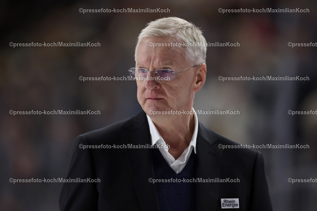 KEC22122401081 | 22.12.2024, Eishockey, DEL, Kölner Haie - Straubing Tigers, Spieltag 29, Lanxess-Arena Köln: Trainer Kari Jalonen (Cheftrainer Kölner Haie) Headcoach