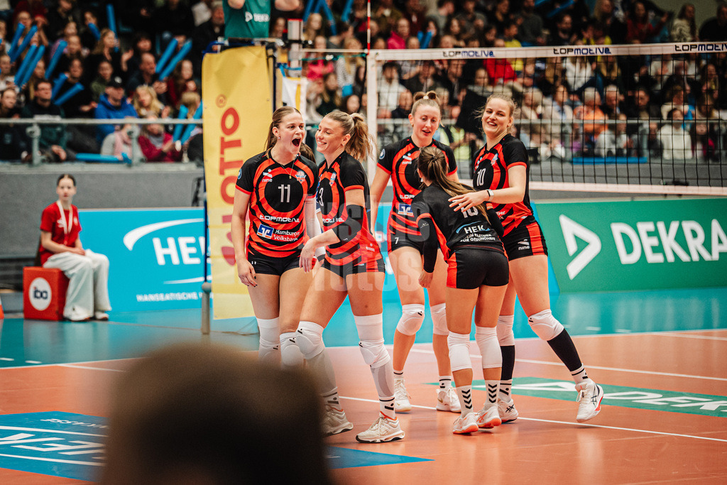 Volleyball | Frauen | Saison 2025/2026 | Volleyball Bundesliga | ETV Hamburger Volksbank Volleys vs. SSC Palmberg Schwerin | 17.01.2026 | ETV jubelt, v.l. Svea Frobel (#11, ETV Hamburger Volksbank Volleys), Lina Köster (#3, ETV Hamburger Volksbank Volleys), Leonie Körtzinger (#7, ETV Hamburger Volksbank Volleys), Kathleen Weiß (#13, ETV Hamburger Volksbank Volleys) und Lena Liegert (#10, ETV Hamburger Volksbank Volleys)