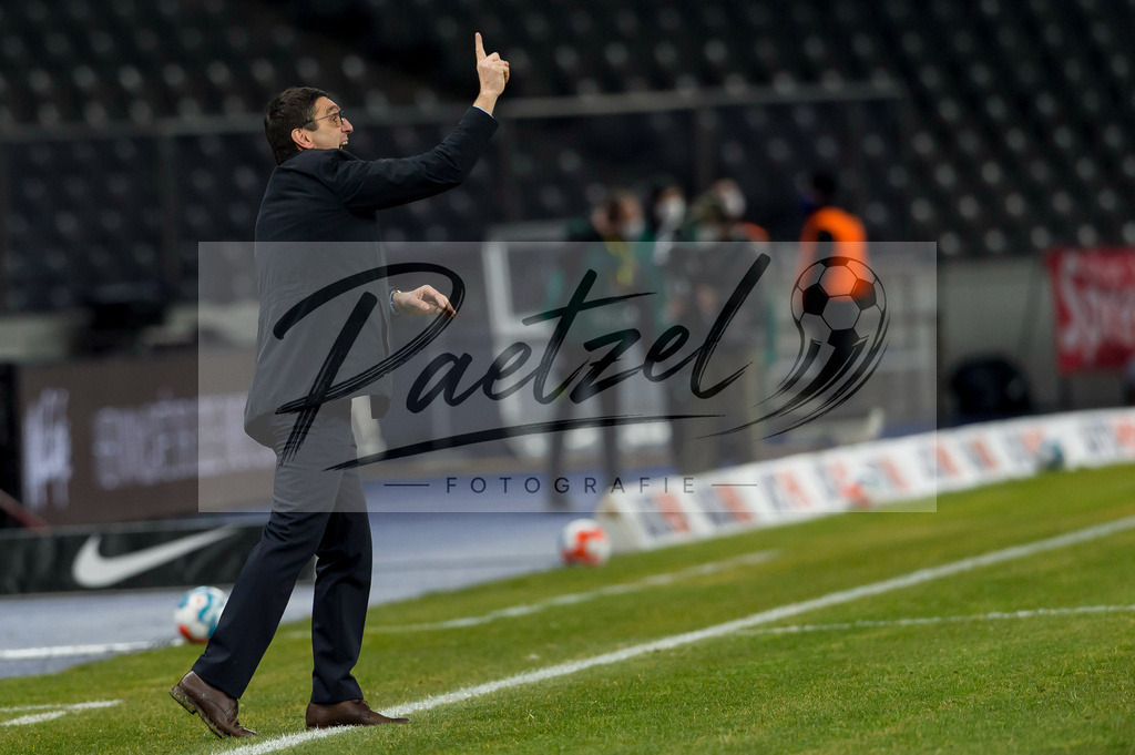 BSCFCB20220123_059 | Fussball, Herren: Trainer Tayfun Korkut (Hertha BSC) gestikuliert, Gestik bei dem Spiel der 1. Bundesliga zwischen Hertha BSC und FC Bayern Muenchen im Olypiastadion am 23.01.2022 in Berlin, Deutschland.DFB / DFL REGULATIONS PROHIBIT ANY USE OF PHOTOGRAPHS AS IMAGE SEQUENCES AND/OR QUASI-VIDEO. - Realisiert mit Pictrs.com