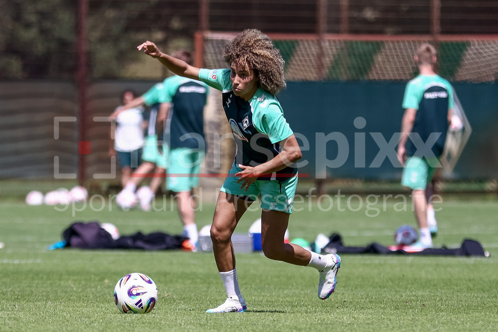 Fussball, Google Pixel Frauen-Bundesliga, Training SV Werder Bremen | Amira Arfaoui (SV Werder Bremen, 8) bei einer Trainingsübung