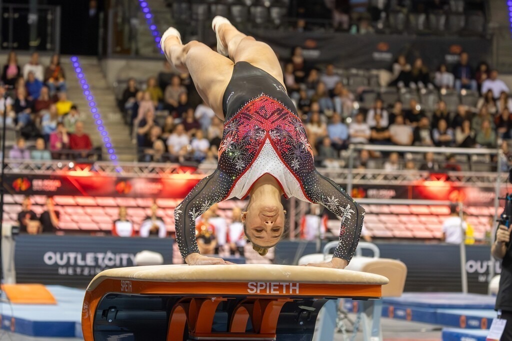 Stuttgart: DTB-Pokal 2026, Mixed-Cup | Stuttgart: DTB-Pokal 2026, Mixed-Cup***Anastassia Pascu (Schweiz) am Sprung - Realisiert mit Pictrs.com
