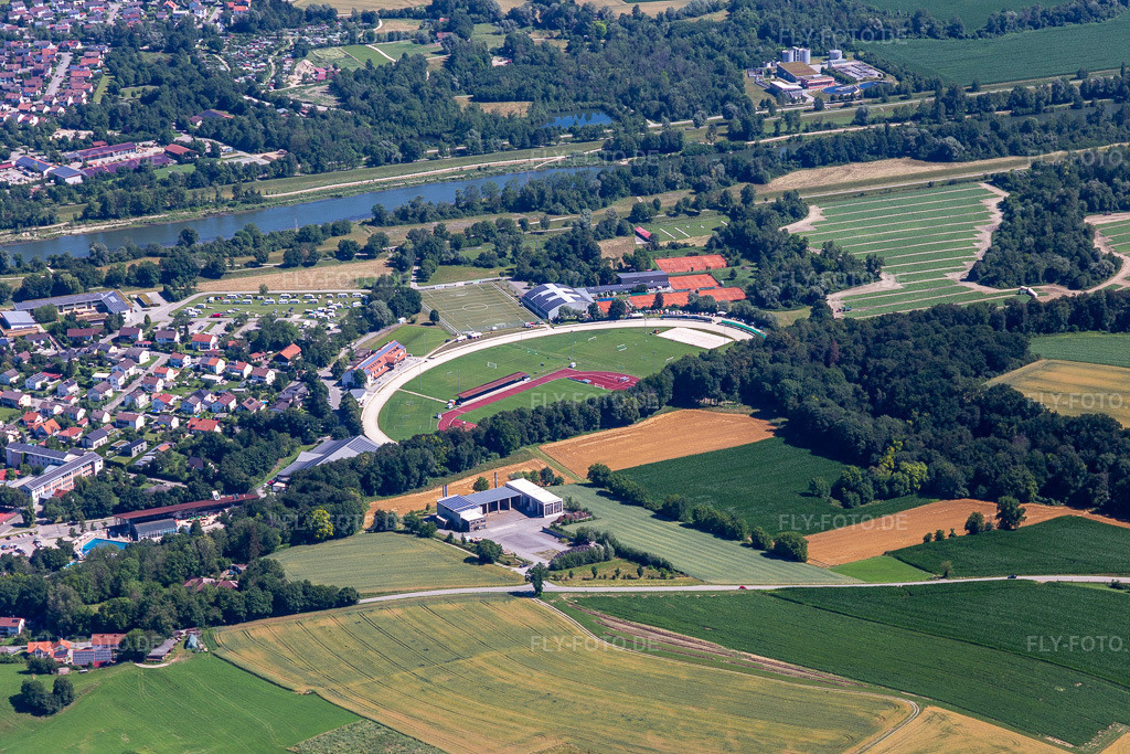 Luftbild: ISAR-WALD-Stadion Dingolfing in Dingolfing im Bundesland Bayern in Deutschland. – Foto: IMG_132770.jpg vom 02.07.2022 durch Werner Riehm/FLY-FOTO.de – Auflösung des Originals: 5472 x 3648 px – Stadt Dingolfing - Stadt Dingolfing