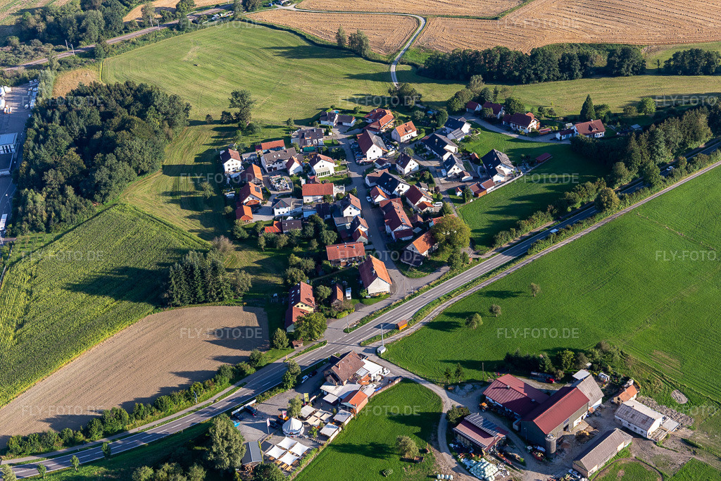 Luftbild: Ortsteil Kürnbach im Ortsteil Kürnbach in Bad Schussenried im Bundesland Baden-Württemberg in Deutschland. Foto: IMG_128859.jpg vom 03.09.2021 durch Werner Riehm/FLY-FOTO.de