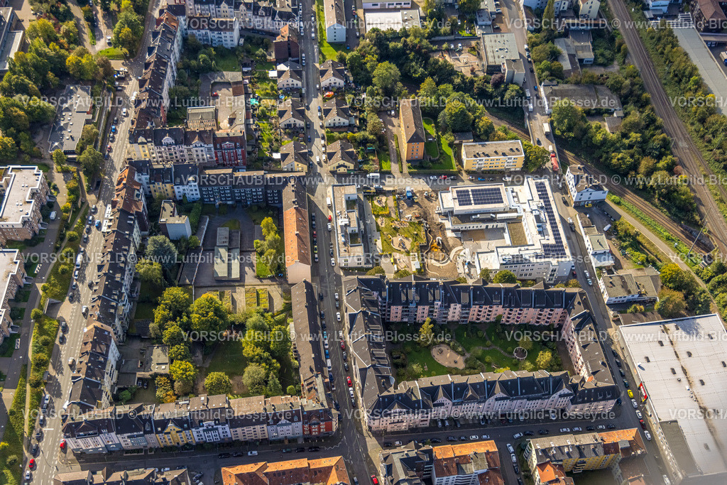 Hagen241005070 | Luftbild, Wohnsiedlung und Spielplatz Neugestaltung mit Baustelle zwischen Grundschule Wehringhausen und städt. Kita Kindergarten Lange Straße, Wehringhausen, Hagen, Ruhrgebiet, Nordrhein-Westfalen, Deutschland